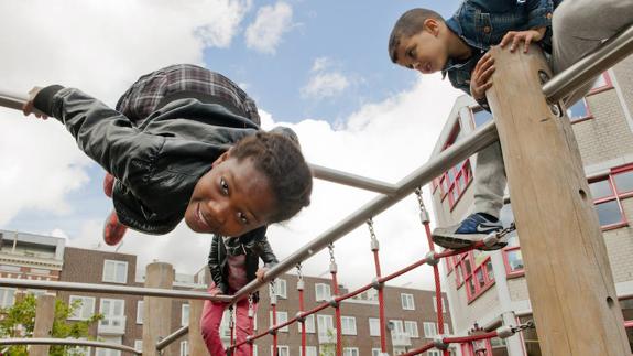 La capital neerlandesa promueve el juego activo al aire libre y anima a los niños a pasar menos tiempo frente a los videojuegos, el móvil o la tele