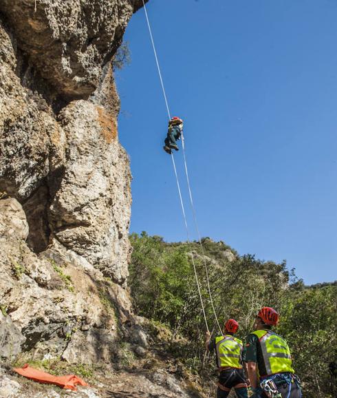 Los agentes del Greim realizan una práctica en la zona de Puente