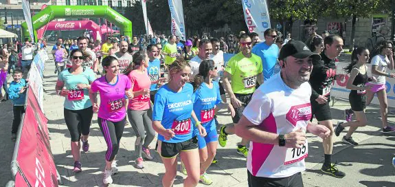 Las principales calles de Torrelavega se llenaron ayer de atletas populares y federados que recorrieron por el circuito diseñado en la ciudad. 