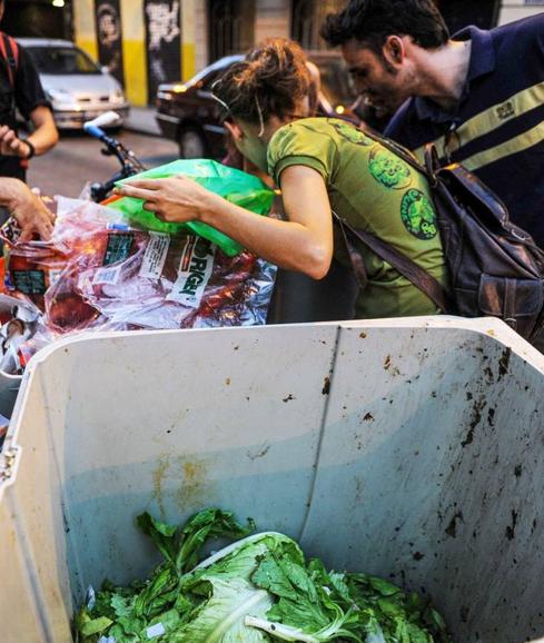 Frutas, verduras y hortalizas acaban a menudo en el contenedor.