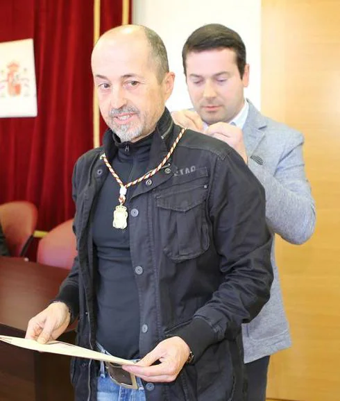 Javier Rotaeche recibe la medalla de manos del alcalde, César García.