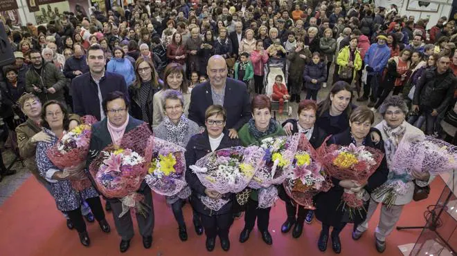 De izquierda a derecha, en primer término, Cristina Urrusuno, Pilar Menéndez, Teresa García, Amparo Torres, Evangelina Ruiz, Teresa García Pinos, Aurelia García y Pili Rueda. 