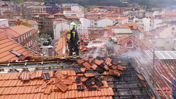 Evacuado un edificio de Castro Urdiales por un incendio