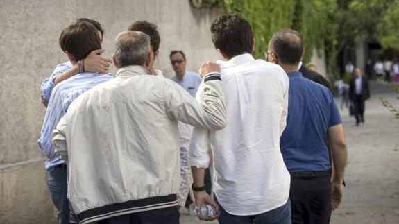 Amigos de los fallecidos, desolados tras el suceso. 