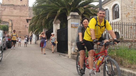 Algunos peregrinos realizarán la ruta a pie, a caballo o en tándem, como los de la fotografía