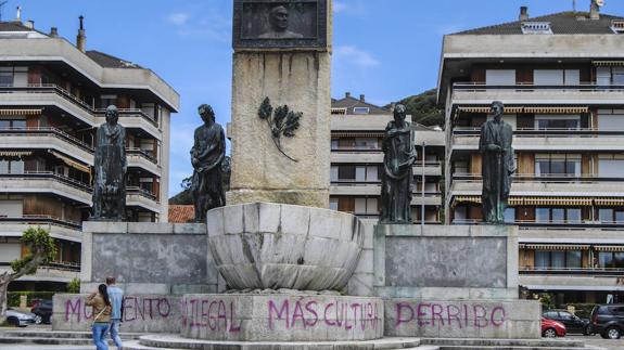 El monumento a Carrero Blanco volvió a aparecer con pintadas