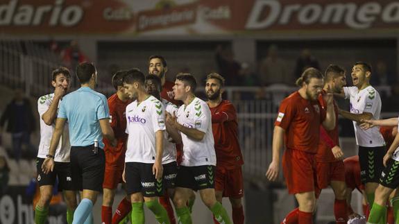 Un lance del encuentro entre el Racing y el Izarra de la primera vuelta