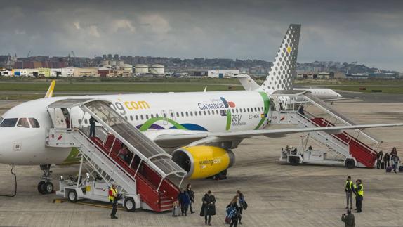 Primera llegada del avión de Vueling promocionando el Año Jubilar Lebaniego 2017, el 4 de abril.