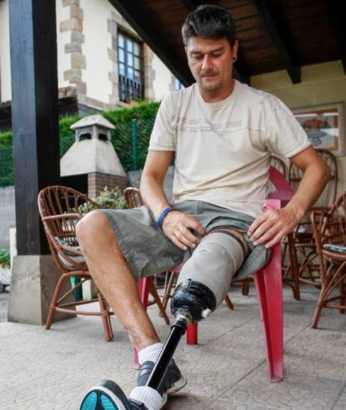 Óscar Laguna (41 años) perdió la pierna en un accidente de moto en 2006, en Caviedes.