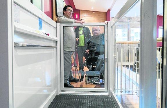 Personas con movilidad reducida del municipio comprobaron los trabajos de mejora de accesibilidad en el edificio cultural. 