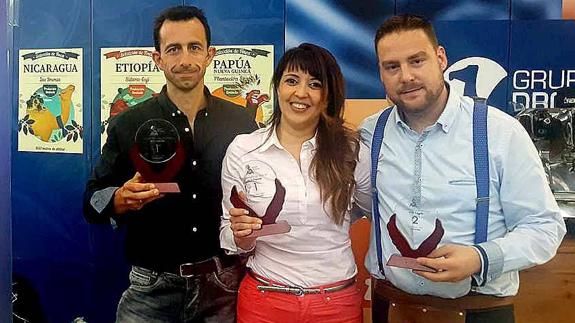 Fernando Franco, Karen Quiroga y Raúl Alonso, con sus trofeos.