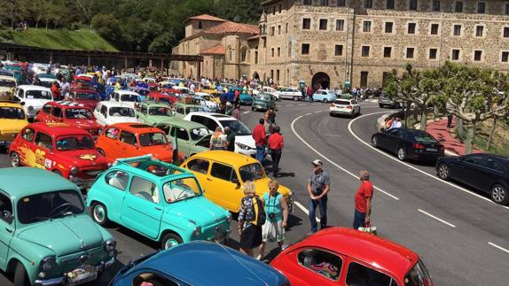 Más de un centenar de vehículos Seat 600 se concentraron junto al monasterio de Santo Toribio de Liébana.