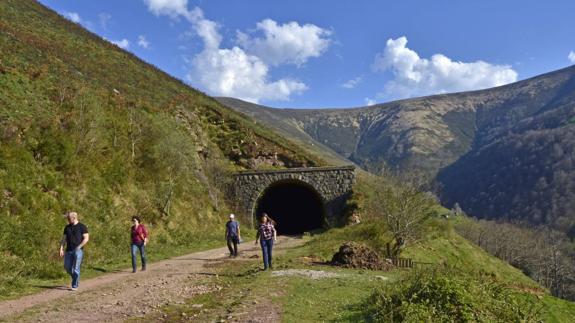 Cuatro excursionistas salen de El Empeñadiro, uno de los cuatro túneles cortos de Vega de Pas.