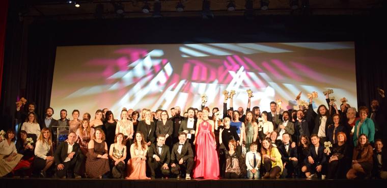 Foto de familia, al final de la gala celebrada en el teatro Vimenor de Vioño, de esta octava edición del Festival Internacional.