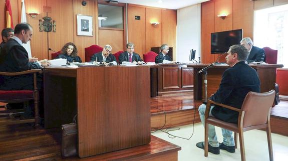 El médico contesta a las preguntas que le formula el fiscal, en presencia del tribunal de la Audiencia.