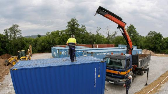 Instalación de los contenedores en una parcela municipal, situada junto al campus universitario