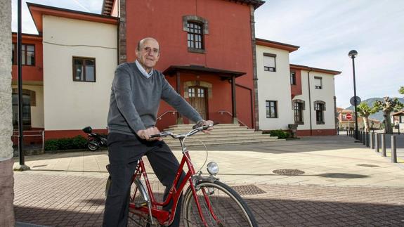 José Antonio González Linares posa en bicicleta delante del Ayuntamiento de San Felices de Buelna, en el que ejerce como alcalde