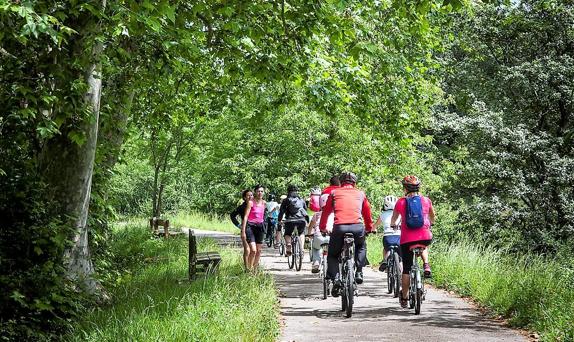 Día de la Bicicleta en Villaescusa, por la senda de la vía verde local.