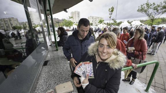 Una aficionada muestra las entradas que compró este jueves en taquilla.