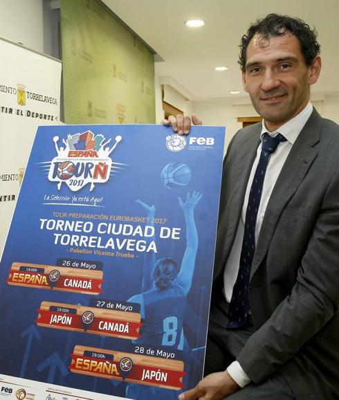 El exjugador de la selección española de baloncesto, Jorge Garbajosa, sostiene el cartel de presentación del 'Torneo Ciudad de Torrelavega'