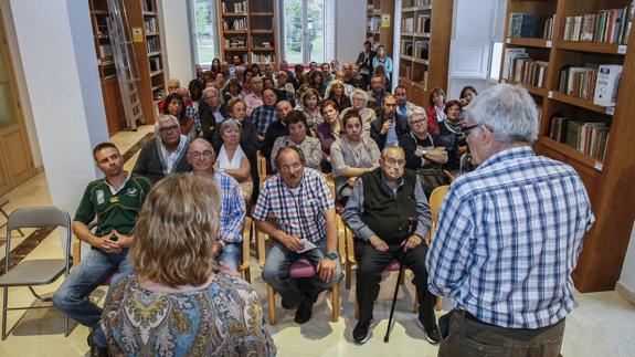 Varios técnicos informaron a los vecinos afectados.