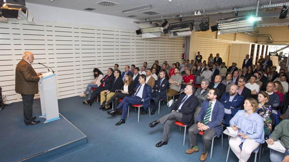 José Luis Pérez se dirige a los asistentes a la presentación del nuevo diseño del suplemento, que cumple ya ocho años. 