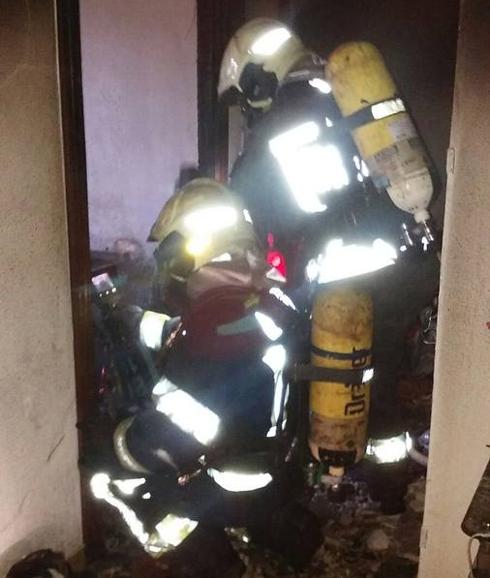 Los bomberos durante la intervención.