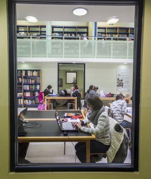 Alumnos en pleno estudio en la biblioteca del Interfacultativo. 