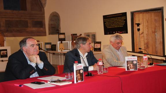De izquierda a derecha, José Ramón Saiz, Javier Gómez e Isidro Rodriguez, durante el acto de presentación del libro en Potes. 