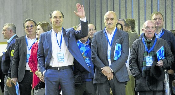  Ignacio Diego y Santiago Recio, durante el Congreso regional celebrado el pasado mes de marzo. :: javier cotera