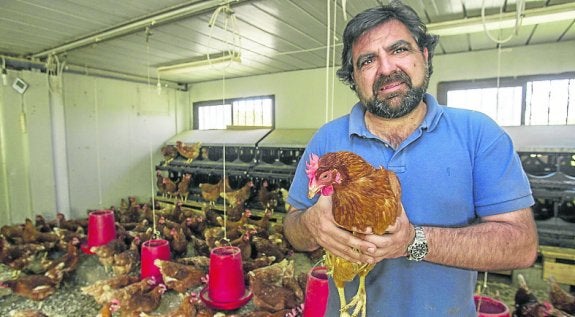 Carlos Martín Coria, en su granja de Anero. :: celedonio