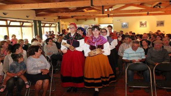 Jóvenes del Aula de Cultura Tradicional de Camaleño, en un momento de su actuación en la fiesta de los mayores.