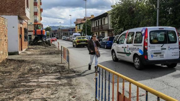 Primeras obras para dotar de aceras al tramo entre Pablo Garnica y Gutiérrez Alonso.