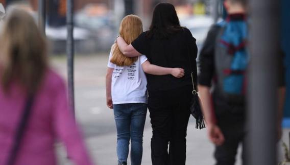 Una madre y su hija pasean por Manchester tras el atentado.