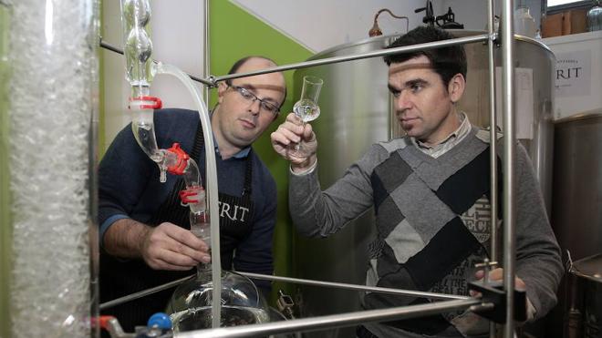 Rubén Leiva y David Martínez, emprendedores que han sabido sacar adelante su proyecto de destilería artesanal.