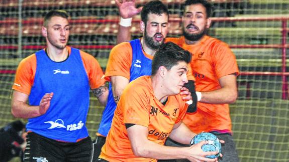El Balonmano Torrelavega ha preparado con intensidad la cita. 