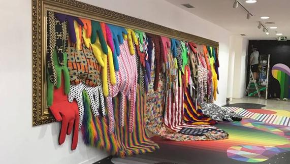 Okuda inaugura su primera muestra individual en el espacio de un museo