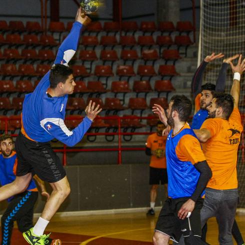 El BalonmanoTorrelavega, durante uno de los entrenamientos de esta semana