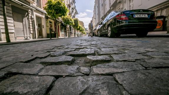 El adoquinado actual de la calle presenta zonas en mal estado y tramos muy desiguales.