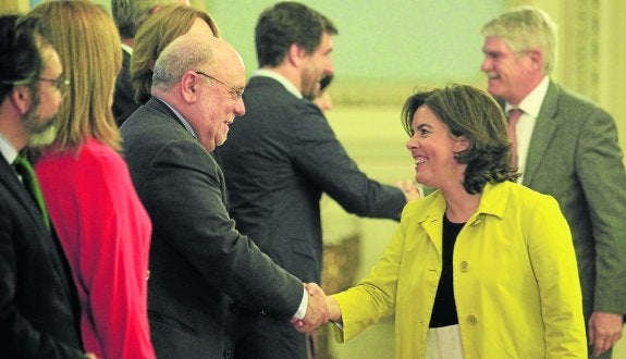 Juan José Sota, consejero de Economía de Cantabria, saluda  a la vicepresidenta Sáenz de Santamaría antes de la reunión sobre el 'Brexit' en Madrid. :: dm