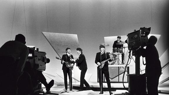 John Lennon, Ringo Starra, Paul McCartney y George Harrison (de i a d), componentes del grupo "The Beatles" cruzan el paso de cebra de Abbey Road, en Londres