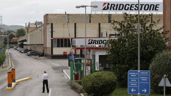 Entrada de la emrpesa Bridgestone situada en Puente San Miguel.