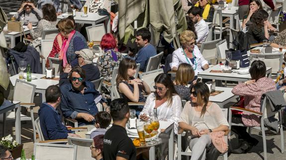 Las terrazas de la hostelería cántabra se volverán a colmar de turistas este verano.