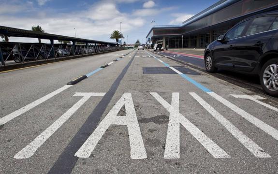 "¿Y no va a venir ningún taxi?"