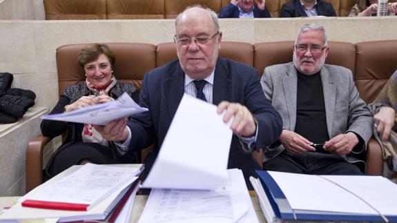 Juan José Sota, flanqueado en el Parlamento por María Luisa Real y Ramón Ruiz. 