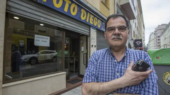 Javi Diego, segunda generación de fotógrafos, ante la tienda de fotos que cierra hoy.