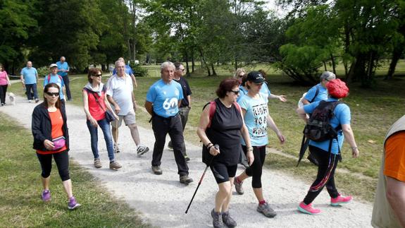 Los vecinos participan en una de las visitas guiadas que se realiza por el Parque de La Viesca