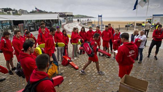 Algunos de los socorristas que este verano vigilarán las playas de Santander, este sábado por la mañana en la segunda del Sardinero