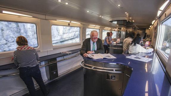 Vagón-cafetería de uno de los trenes Alvia que cubre el trayecto entre Cantabria y Madrid