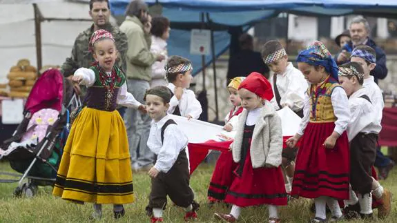 Decenas de personas desafían al mal tiempo para celebrar el Día Infantil de Cantabria